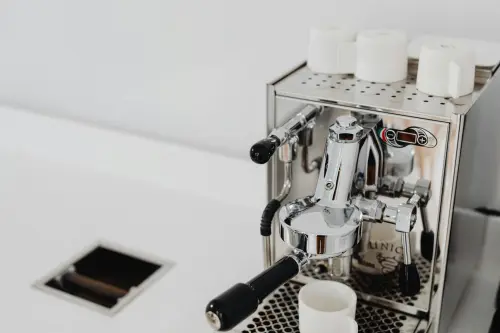 Come si pulisce la macchina del caffè: le soluzioni per dire addio a calcare e sporcizia