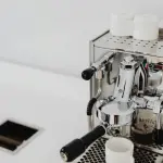 Come si pulisce la macchina del caffè: le soluzioni per dire addio a calcare e sporcizia