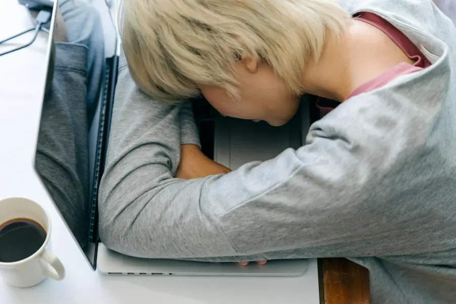 Burnout: cos’è davvero, come riconoscerlo e perché non coincide con la semplice stanchezza