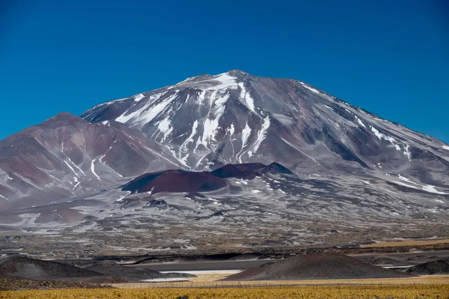 Il vulcano più alto del mondo non è dove pensi. Scoprilo qual è e dove si trova